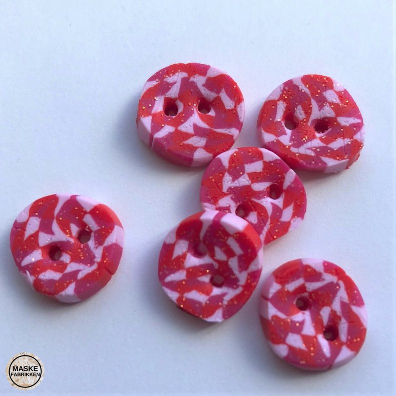 Hndlavet knap, lyserdt mnster - ca. 15 mm