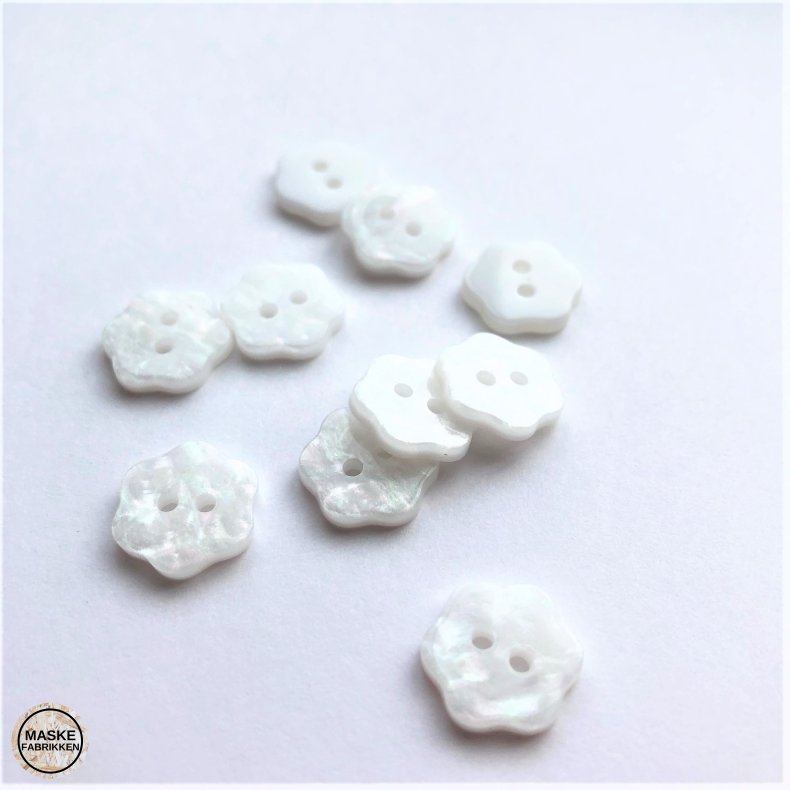 Hvid blomsterknap med perlemorslook, 12 mm