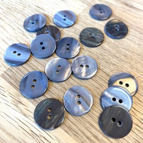 Perlemorsknap, gr, 2-huls, 18 mm