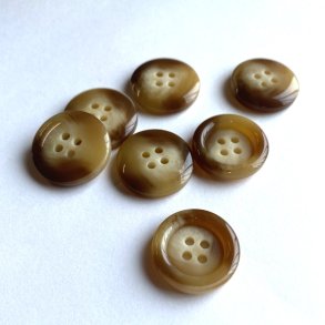 Blank brun knap i hornlook, 20 mm