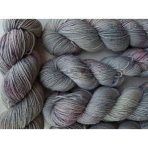 Maskefabrikkens Hndfarvede Garn - Grey Plum
