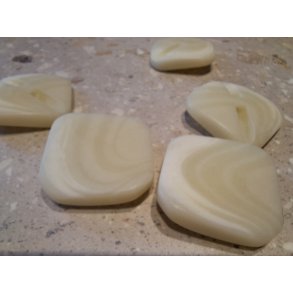 Hvid knap i horn-look � 30x30 mm