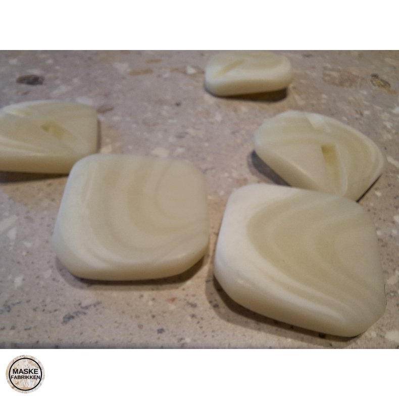 Hvid knap i horn-look � 30x30 mm