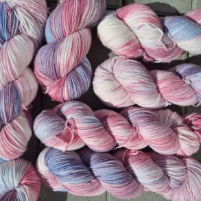 Maskefabrikkens H�ndfarvede Garn - Jigglypuff