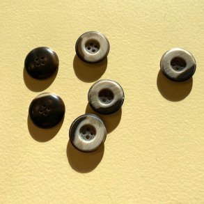 Brun knap med kant i hornlook, 22 mm