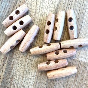 Knebler i tr, lys - 2 huller, 40 mm