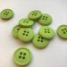 Lysegrn knap 4-huls, 15 mm