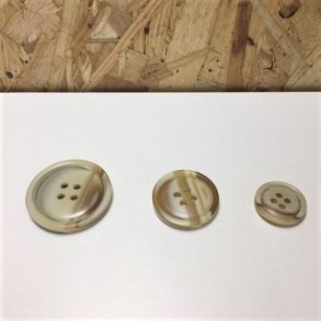 Knap af mlkeprotein - 4 huller - lys