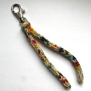 Strikket n�glering - h�ndfarvet mange farver + hvid