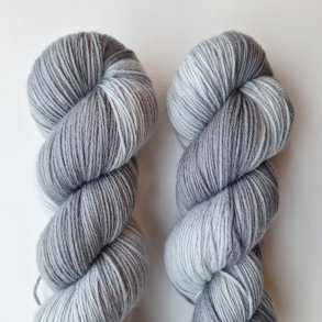 Maskefabrikkens Hndfarvede Garn - Lys Tge