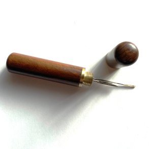 Nleetui i tr med messinggevind