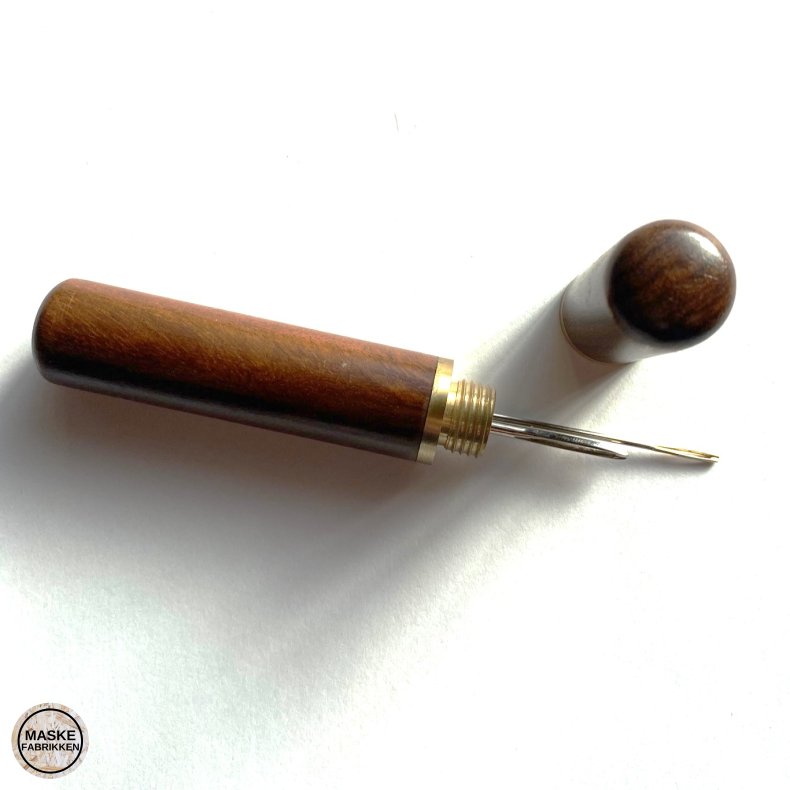 Nleetui i tr med messinggevind