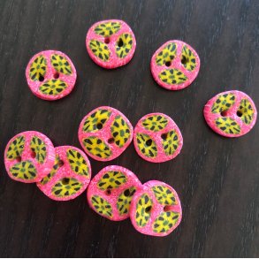 Hndlavet knap, lyserd med gul-grn mnster - ca. 16-17 mm