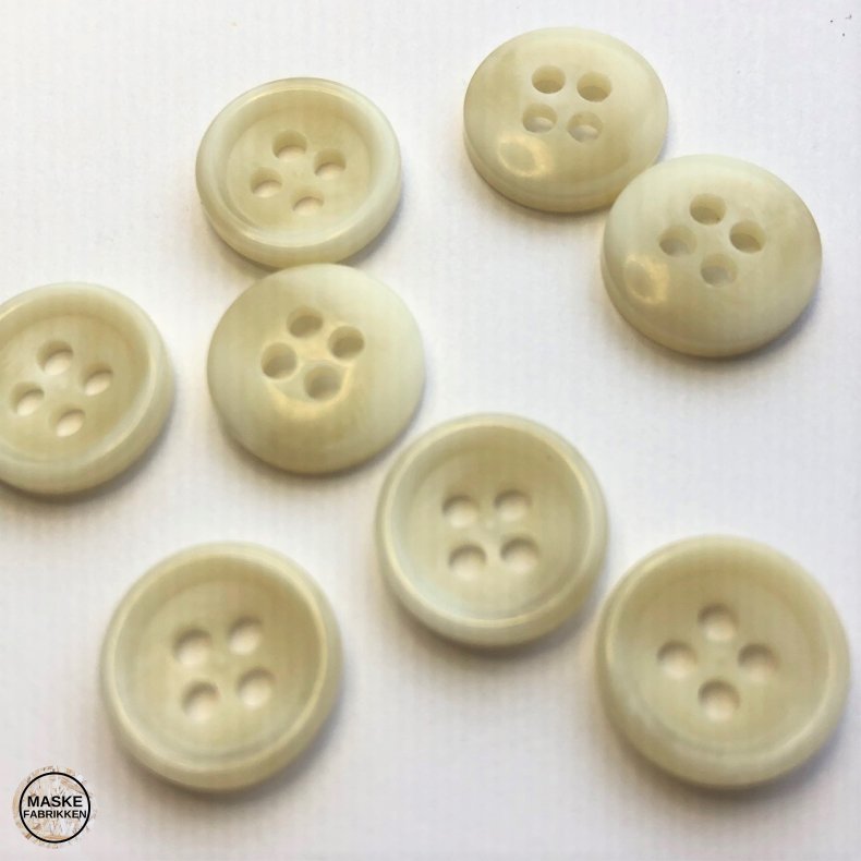 Hvid knap i hornlook 4-huls, 13 mm