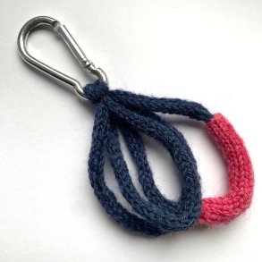 Strikket n�glering med karabinhage - bl�/pink