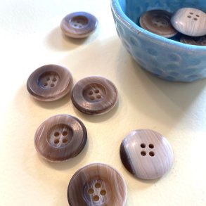 Lysebrun knap med kant i hornlook, 22 mm