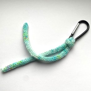 Strikket n�glering med sort karabinhage - h�ndfarvet garn