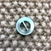 Turkis knap med perlemorslook, 2-huls, 15 mm