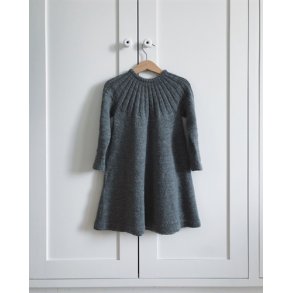 PetiteKnit - Sunday Kjole, strikkeopskrift (papir)