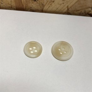 Hvid knap i hornlook 4-huls, 15 mm