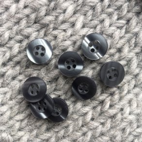 Gr knap med perlemorslook i kanten, 4-huls, 11 mm