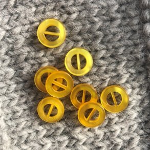 Gul knap med perlemorslook, 2-huls, 15 mm