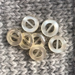 Hvid knap med perlemorslook, 2-huls, 17 mm