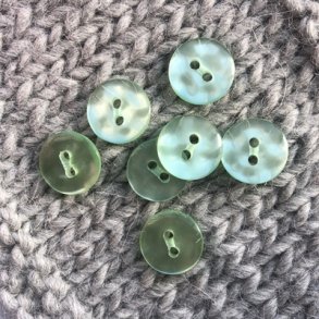 Grn knap med perlemorslook, 2- huls, 16 mm