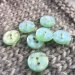 Grn knap med perlemorslook, 2- huls, 16 mm