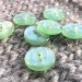Grn knap med perlemorslook, 2- huls, 16 mm