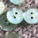 Grn knap med perlemorslook, 2- huls, 16 mm
